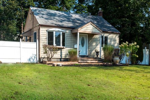 11 Mcgowan Ln, Central Islip, NY, 11722-2007 | Card Image