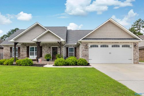 413 Pembrooke Cir Se, Hartselle, AL, 35640-8150 | Card Image