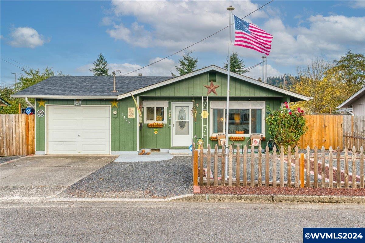 Hiatt St, Lebanon, OR 97355