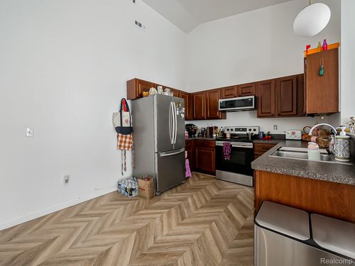 14520 Vauxhall Dr, Sterling Heights, MI, 48313-2735 | Card Image