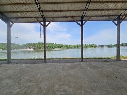 885 River Front Dr, Clifton, TN, 38425-2507 | Card Image