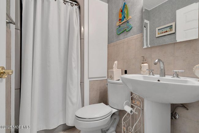 Full Bath in Hallway | Image 37