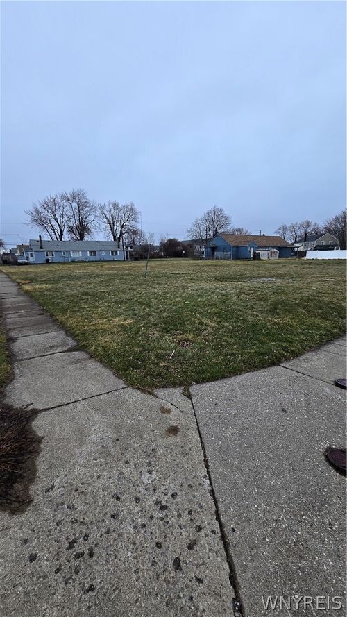 205 Sheridan Parkside Dr, Tonawanda, NY, 14150-8046 | Card Image