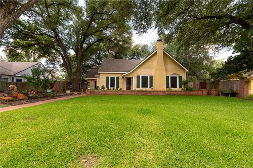 1004 S Magnolia St, Hearne, TX, 77859-3709 | Card Image