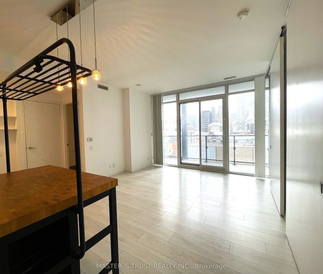 809 - 125 Peter St, Condo with 2 bedrooms, 1 bathrooms and 1 parking in Toronto ON | Image 7