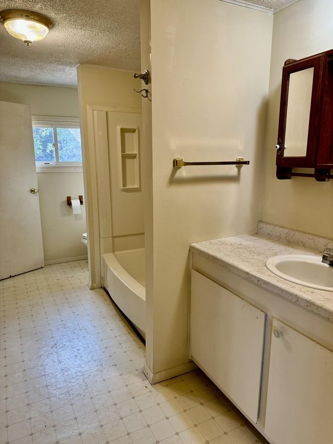 Bathroom | Image 19