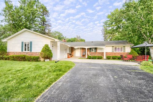 1038 Cora Dr, Flint, MI, 48532-2719 | Card Image