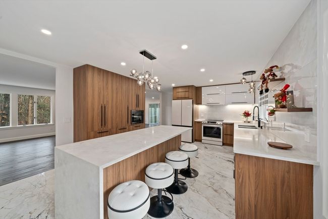 60 Algonquin Rd, House other with 4 bedrooms, 5 bathrooms and 6 parking in Canton MA | Image 4