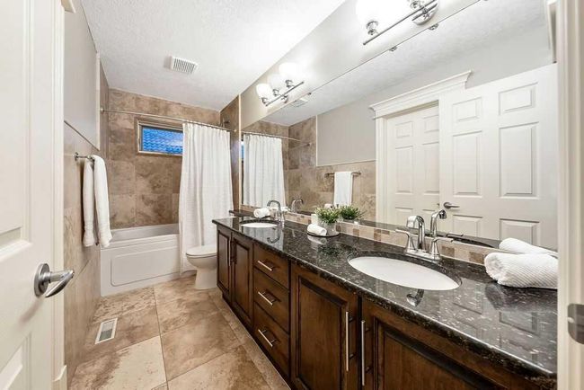 169 Signature Way Sw, House other with 5 bedrooms, 4 bathrooms and 4 parking in Calgary AB | Image 31
