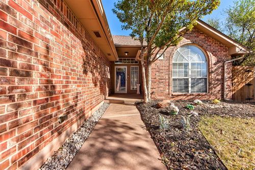 317 Se 6th St, Moore, OK, 73160-6714 | Card Image