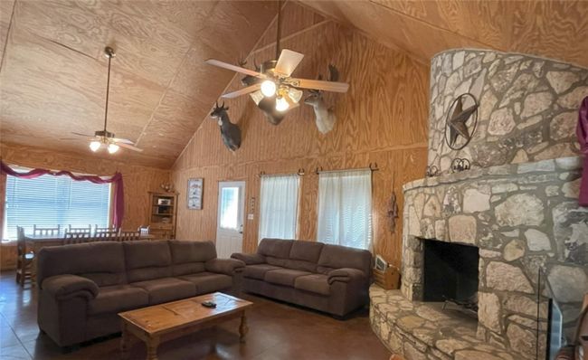 197 N Tomahawk Way, House other with 3 bedrooms, 3 bathrooms and null parking in Concan TX | Image 6