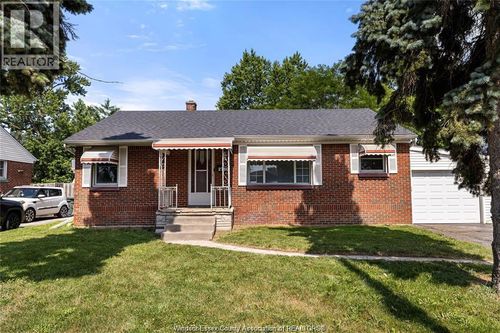 2780 Dominion Blvd, House with 3 bedrooms, 2 bathrooms and null parking in Windsor ON | Card Image