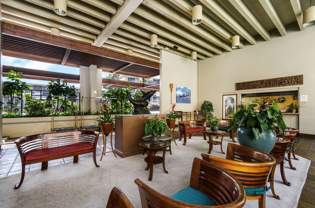 Enjoy the ease of on-site amenities — from front desk service to laundry facilities | Image 20