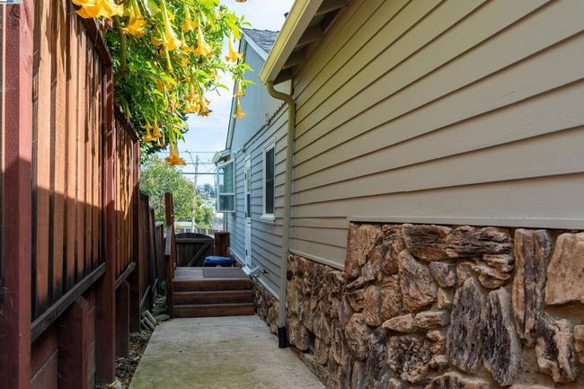 18355 Carlton Ave, House other with 2 bedrooms, 1 bathrooms and null parking in Castro Valley CA | Image 15