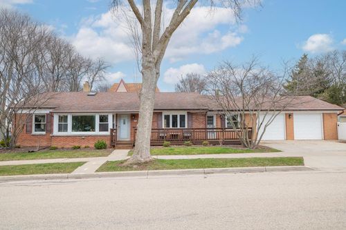 8330 W Meinecke Avenue, Wauwatosa, WI, 53213 | Card Image