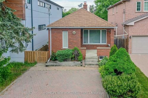 88 Pemberton Avenue, North York, ON, M2M1Y5 | Card Image