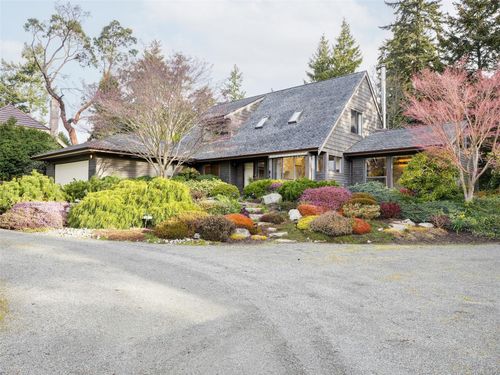 2574 Arbutus Rd, Saanich, BC, V8N1W2 | Card Image