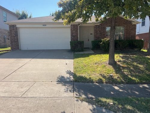 1820 White Feather Ln, Fort Worth, TX, 76131-5433 | Card Image
