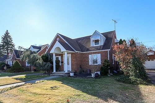 665 Foch Blvd, Williston Park, NY, 11596-1510 | Card Image