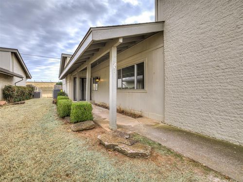 9822 Hefner Village Dr, Oklahoma City, OK, 73162-7741 | Card Image