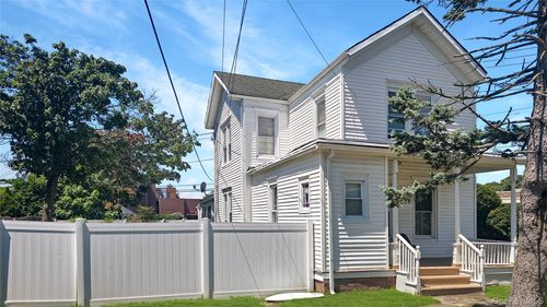76 Oak St, Brookhaven, NY, 11719-9693 | Card Image