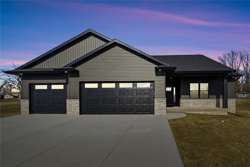 718 Pointer Cir, Center Point, IA, 52213-9390 | Card Image
