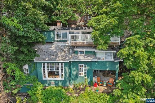 6 Old Wood Rd, Edgewater, NJ, 07020-1212 | Card Image