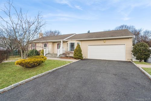 28 2nd Ave, Central Islip, NY, 11722-3012 | Card Image