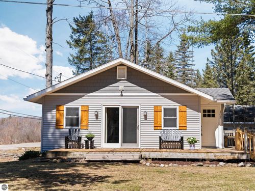 103 Poplar Ct, Cadillac, MI, 49601-9623 | Card Image