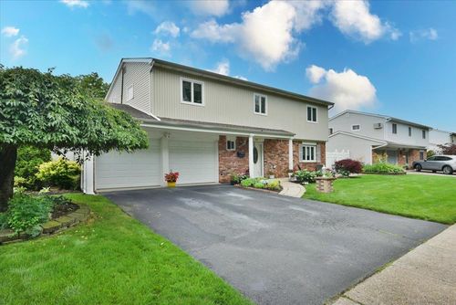 36 Shubert Ln, Bethpage, NY, 11714-6111 | Card Image