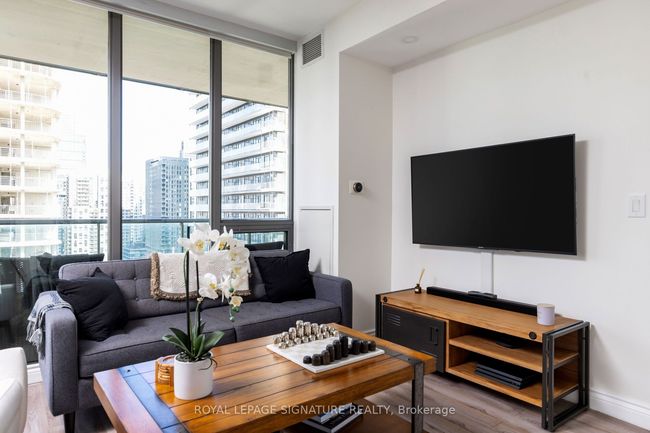 2006 - 33 Lombard St, Condo with 2 bedrooms, 2 bathrooms and 1 parking in Toronto ON | Image 11