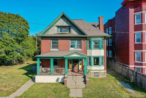 243 Edsel Ford Fwy, Detroit, MI, 48202-3707 | Card Image