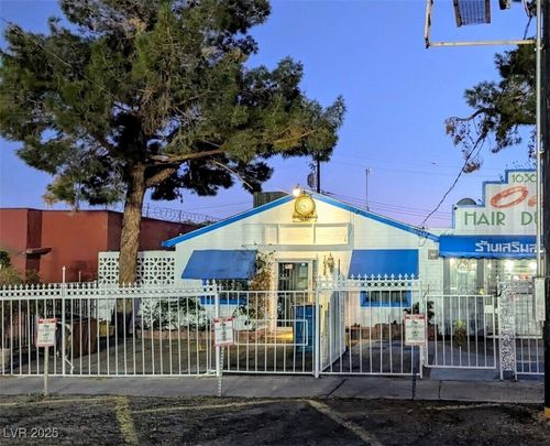 1636 E Charleston Blvd, Las Vegas, NV, 89104-1826 | Card Image