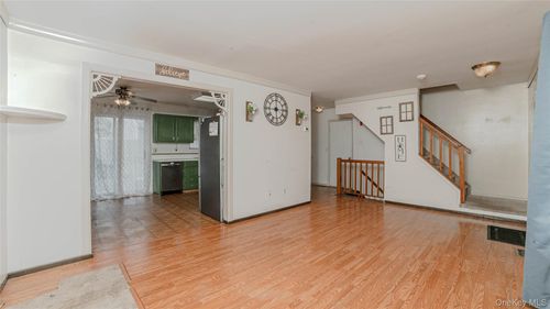 44 Oak Street, Islip, NY, 11722 | Card Image