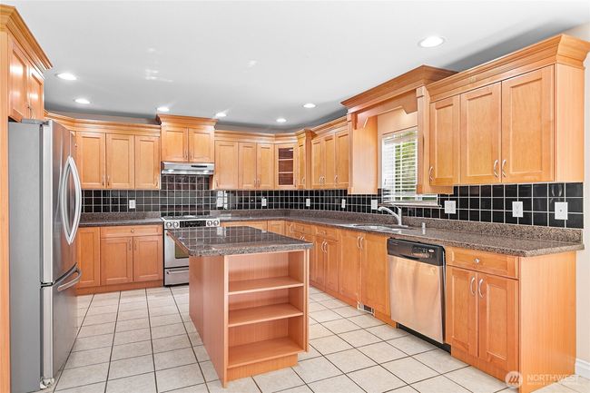 Kitchen with dining area | Image 12