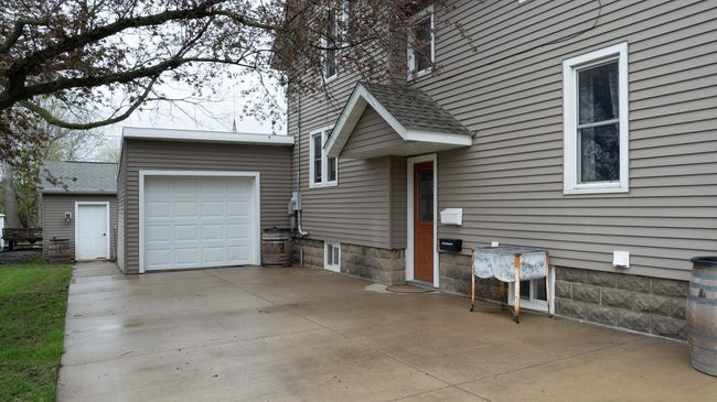 Side Entrance | Image 30