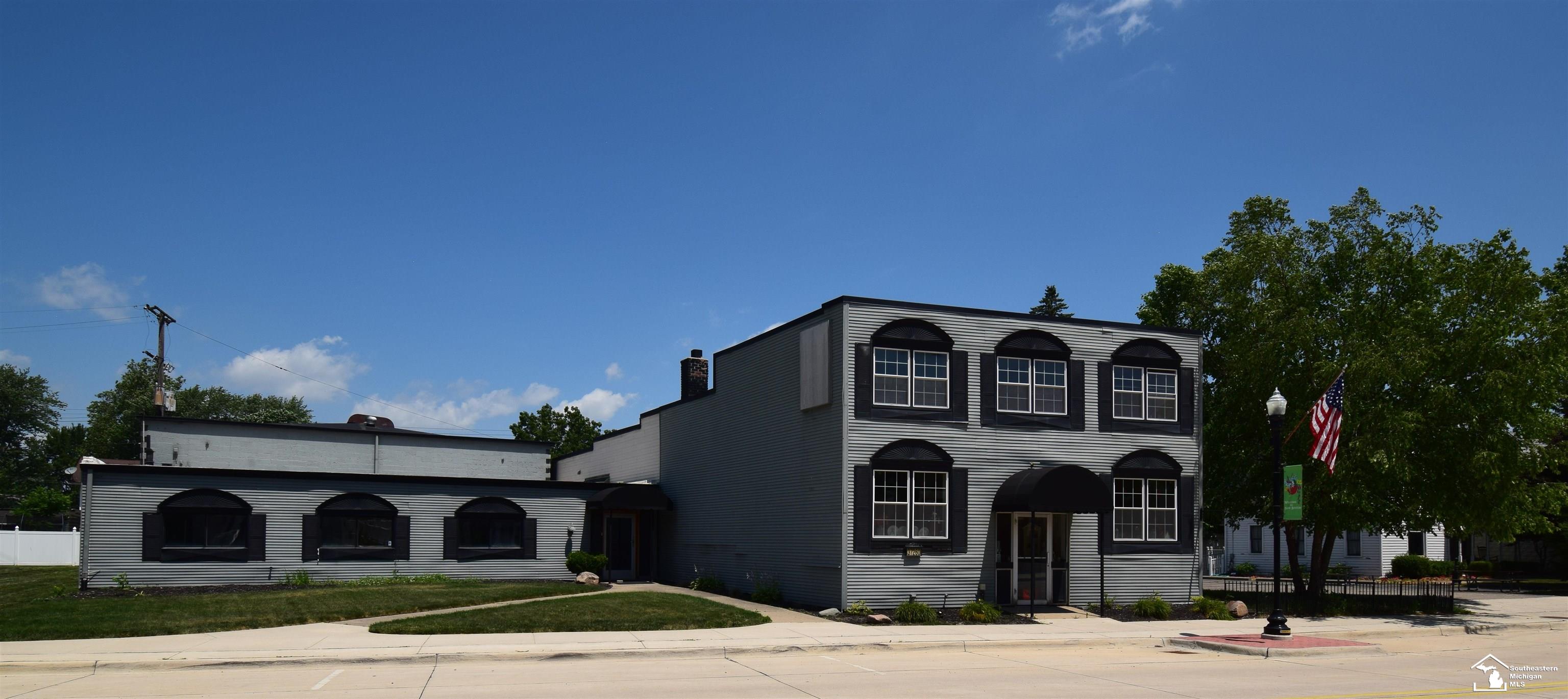 37272 Huron River Dr, New Boston, MI 48164