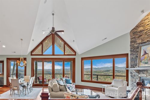 29 S Point Dr, Asheville, NC, 28804-6406 | Card Image