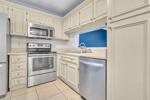 202-5510 Lakeside Dr, Margate, FL, 33063-7647 | Card Image