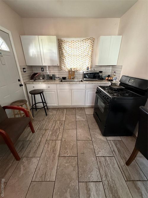 6735 Clifton St, Detroit, MI, 48210-1180 | Card Image