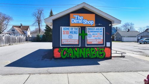 1525 Broadway St, Bay City, MI, 48708-8536 | Card Image