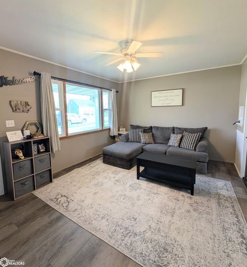 611 7th St Sw, Hampton, IA, 50441-2509 | Card Image