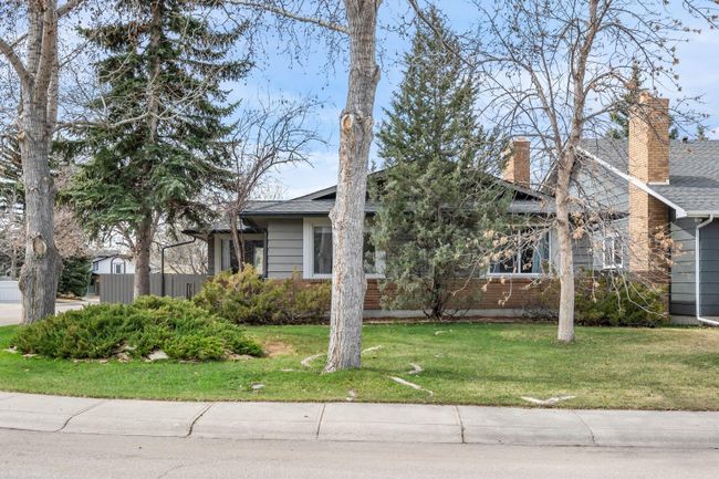 79 Sunmount Close Se, Home with 5 bedrooms, 2 bathrooms and 4 parking in Calgary AB | Image 2