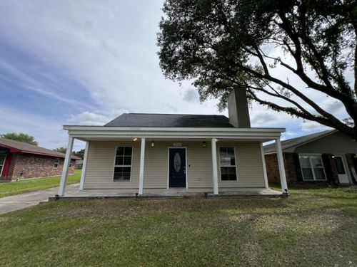 8725 Fairoaks St, Denham Springs, LA, 70726-6318 | Card Image