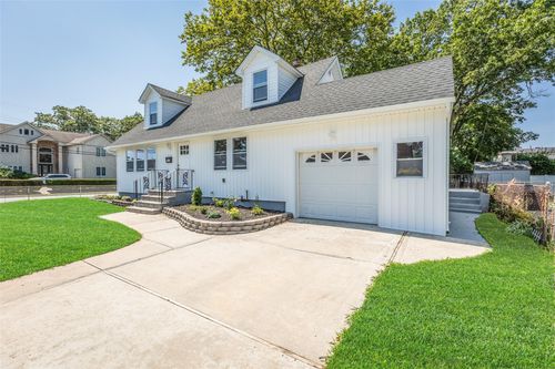 260 S Broome Ave, Lindenhurst, NY, 11757-5116 | Card Image