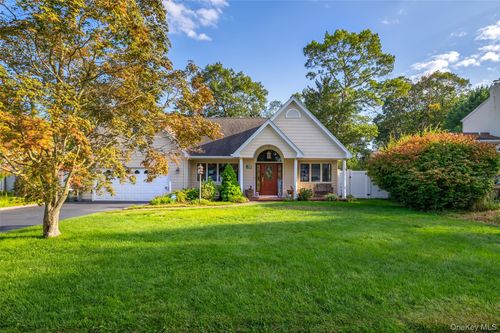 28 Dixie Ln, East Islip, NY, 11730-2521 | Card Image