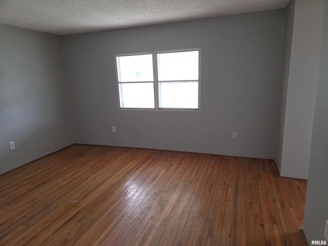 201 E 3 Rd St, Home with 3 bedrooms, 2 bathrooms and 2 parking in Christopher IL | Image 12