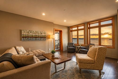 b202-9535 Semiahmoo Pkwy, Blaine, WA, 98230-9821 | Card Image