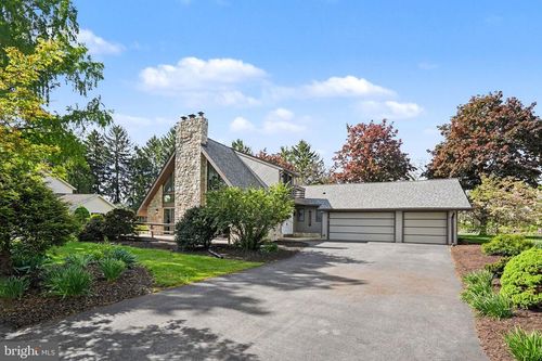 811 Wellington Dr, CARLISLE, PA, 17013-3561 | Card Image