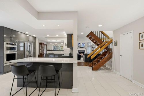 8 Wimbledon Ct, Jericho, NY, 11753-2821 | Card Image